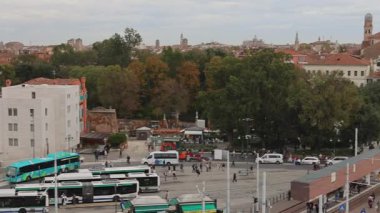 Venedik, İtalya - 10 Ekim 2024: Anayasa Köprüsü Otobüs İstasyonu Tarihi Binalar Seyahat Panorama Hava Görüntüsü.