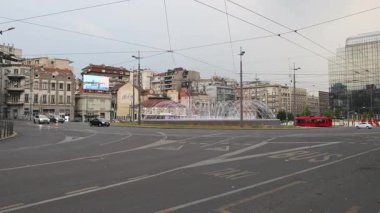 Belgrad, Sırbistan - 18 Ağustos 2024: Başkent Yaz Bayramı 'nda Slavija Kavşağında Su Çeşmesi.