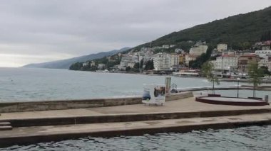 Opatija, Hırvatistan - 08 Ekim 2024: Adriyatik Denizi Sonbahar Günü Gezisi Manzaralı Plaj Bar Restoranı Otelleri.