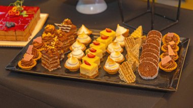 Tatlı tepsisinde servis edilen çikolatalı tartlı vanilyalı waffle karışımı.