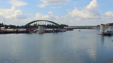 Belgrad, Sırbistan - 30 Temmuz 2025: Sava Nehri Yaz Günü 'nde Yeşil Kemer Köprüsü Kaldırma.