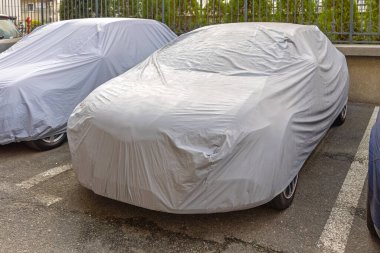 Sokak Park Korumasında branda Altındaki Araba Elementlerden Korunuyor