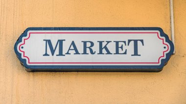 Bina Duvarında Aydınlatılmış Beyaz Bilgi İşareti