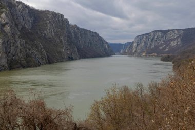 Tuna Nehri 'nin hava manzarası Kazan Boğazı Cerdap Ulusal Parkı Bulutlu Bahar Günü Doğa Parkı