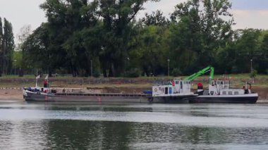 Belgrad, Sırbistan - 30 Temmuz 2025: Imanuel Sahil İşletmeleri Kazısı Başkent 'teki Sava Nehri' nde Kazı Makinesi.