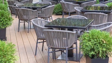 Restoran Terası Deking Terasındaki Sandalyeler ve Masa Bahçesi Mobilyaları