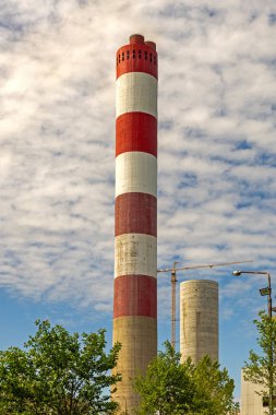 Termik Santraldeki Uzun Baca Kırmızı ve Beyaz