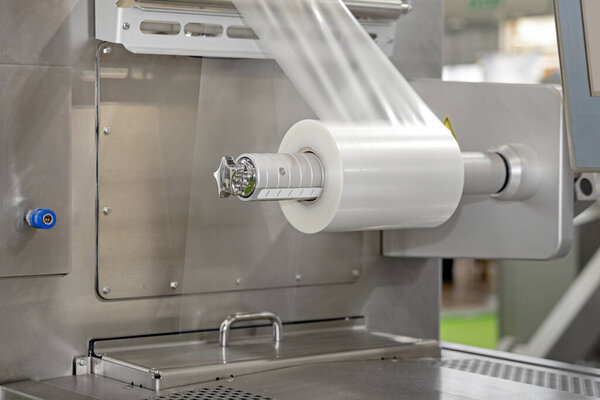 Перемотка фольги для упаковки продуктов питания на производственной линии