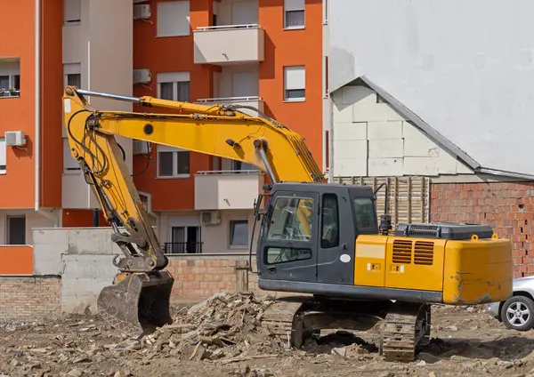 İnşaat alanında hidrolik kazıcı enkazı kazıyor.