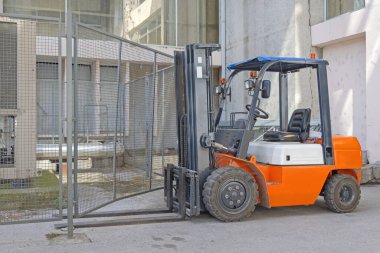 Üç tonluk ağır kaldırma dizel motorlu forklift.
