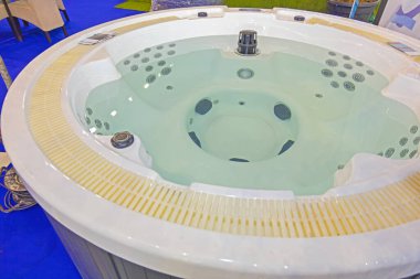 Geniş Hidromasaj Küvet Havuz Spa Merkezi