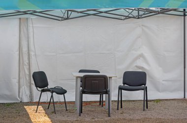 Sandalyeler ve Masa Gölgelik Altındaki Çadırda Ayarlandı