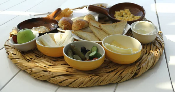 Typical Lebanese Breakfast Wicker Tray — Stock Photo, Image