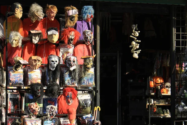Kfaraakka Liban Października 2022 Wystawa Masek Halloweenowych Przed Sklepem — Zdjęcie stockowe