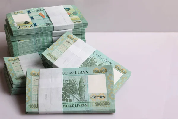 Stosy Libańskich Funtów 100 000 Denominacji Symbolizujące Upadek Libańskiej Waluty Zdjęcia Stockowe bez tantiem
