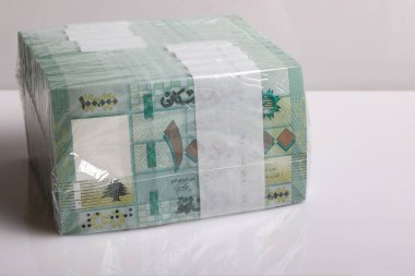 Bir yığın Lübnan sterlini, 100,000 banknot, Lübnan para biriminin çöküşünü sembolize ediyor..