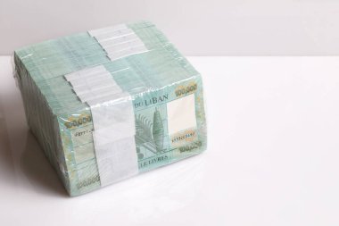 Bir yığın Lübnan sterlini, 100,000 banknot, Lübnan para biriminin çöküşünü sembolize ediyor..