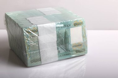Bir yığın Lübnan sterlini, 100,000 banknot, Lübnan para biriminin çöküşünü sembolize ediyor..