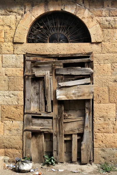 上のアーチを持つ多くのペインで閉じ木製のドア 典型的なレバノンの建築の詳細 — ストック写真