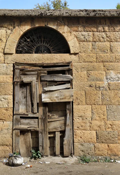 上のアーチを持つ多くのペインで閉じ木製のドア 典型的なレバノンの建築の詳細 — ストック写真
