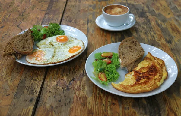 Teller Mit Sonnigen Eiern Und Omelette Mit Einem Cappuccino Becher — Stockfoto