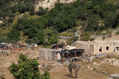 Çatıları tutan tekerlekleri olan taş barakalar.. 