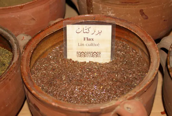 Clay Jar Filled Natural Raw Flaxseed — Stock Photo, Image