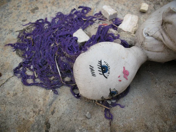 玩具娃娃掉在瓦砾中的布景 — 图库照片