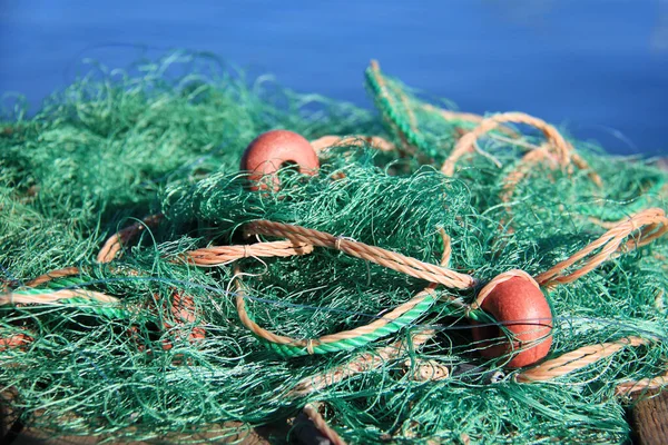 Зеленая Рыболовная Сеть Синим Морем Заднем Плане — стоковое фото