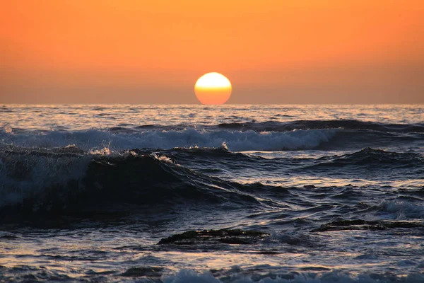 Sol Céu Laranja Que Põe Atrás Das Ondas Mar — Fotografia de Stock