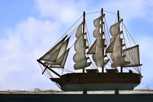 曇った青空に対する小さなモデル船 — ストック写真