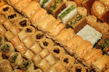 Baklawa, bassma, kol w shkor, belawrieh, vb bir güzel düzenlenmiş ürün yelpazesine. 