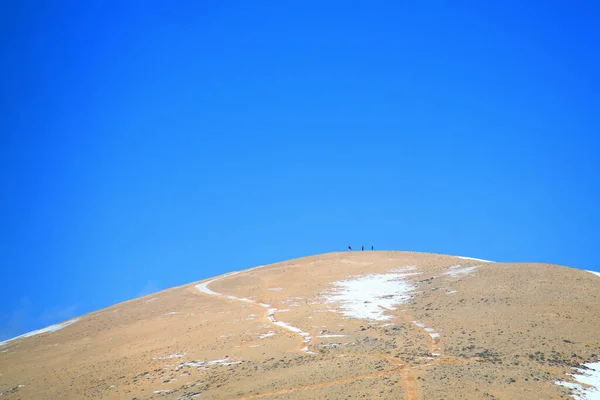 Grupo Tres Excursionistas Sube Una Cumbre Nevada Líbano Fotos De Stock