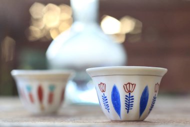 İki Lübnan geleneksel kahve fincanı, yanında da cam bir su testisi, Ebrik..