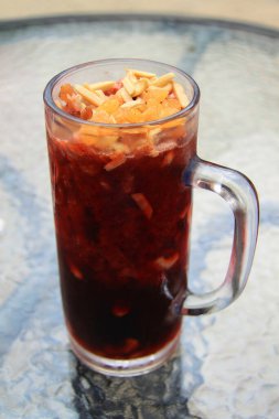 Jallab, ferahlatıcı yaz içki Ramadan.It sırasında popüler üzüm, Keçiboynuzu Pekmezi, tarihler ve gül suyu ile yapılmış. Ezilmiş buz, fındık ve kuru üzüm ile suda seyreltilmiş.