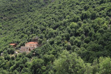 Lübnan dağlarında ıssız bir ev.