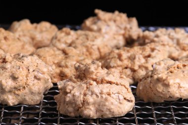 Lezzetli fındıklı kurabiyeye yakın siyah üzerine şekerli kurabiye..