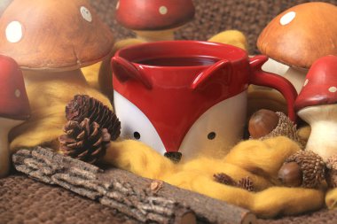 Ormanda sonbahar kurgusunda bir kahve fincanı..