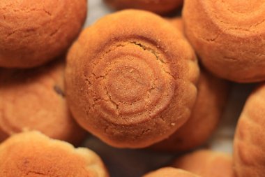 Bir yığın taze fırında maamoul kurabiyesi, içi hurma dolu..