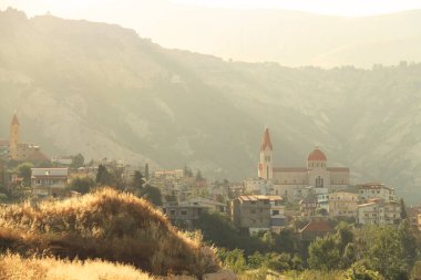 Lübnan 'ın Bcharre kasabasındaki Aziz Saba Kilisesi ağaçlarla çevrili..