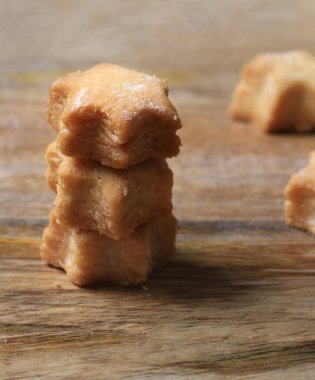 Yıldız şeklinde taze pişmiş alfajore bisküvileri. yığılmış.