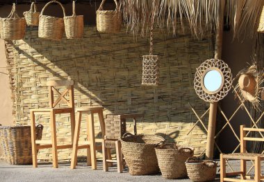 Lübnan 'da çeşitli el yapımı saman ögeleri deposu.