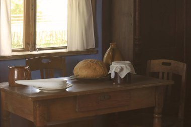 SIERPC, POLAND - 25 Ağustos 2017: Polonya 'da geleneksel bir evde geleneksel bir mutfak masası kurmak.