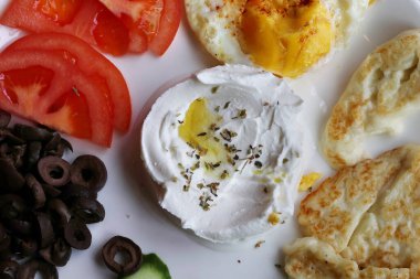 Tipik bir Lübnan kahvaltı tabağı labirent, kızarmış yumurta, fırında pişmiş halloumi peyniri, domates ve zeytin..