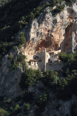 Eremo di Santa Maria Giacobbe Kilisesi dağda tünedi, Umbria.
