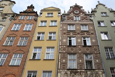 Gdansk 'ın eski kasabasındaki Dlugi Targ' da süslü Polonya evleri.