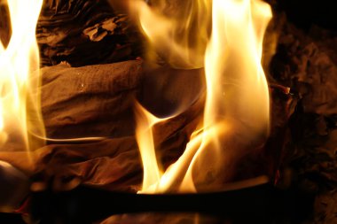 Alevler içinde yanan bir belge..