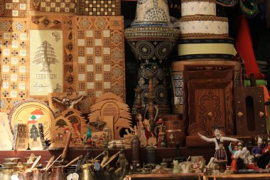 Byblos, Lübnan 'daki bir hediyelik eşya dükkanından geleneksel eşyalar.