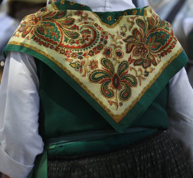 Geleneksel Provencal giysileri giyen yaşlı bir kadın, Fransa.
