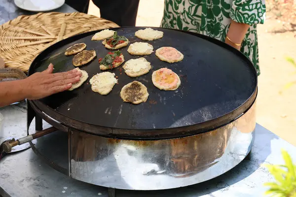 Lübnan 'da geleneksel bir saj ocağında çeşitli türde yemek pişiren bir kadın sıcak yemek yemek için bekliyor..